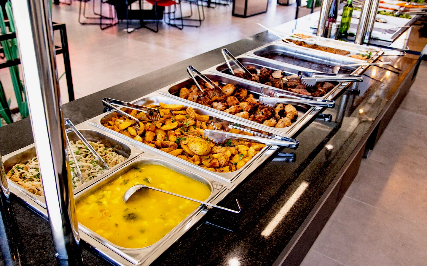 Buffet com grande variedade de comidas. Buffet com grande variedade de comidas.