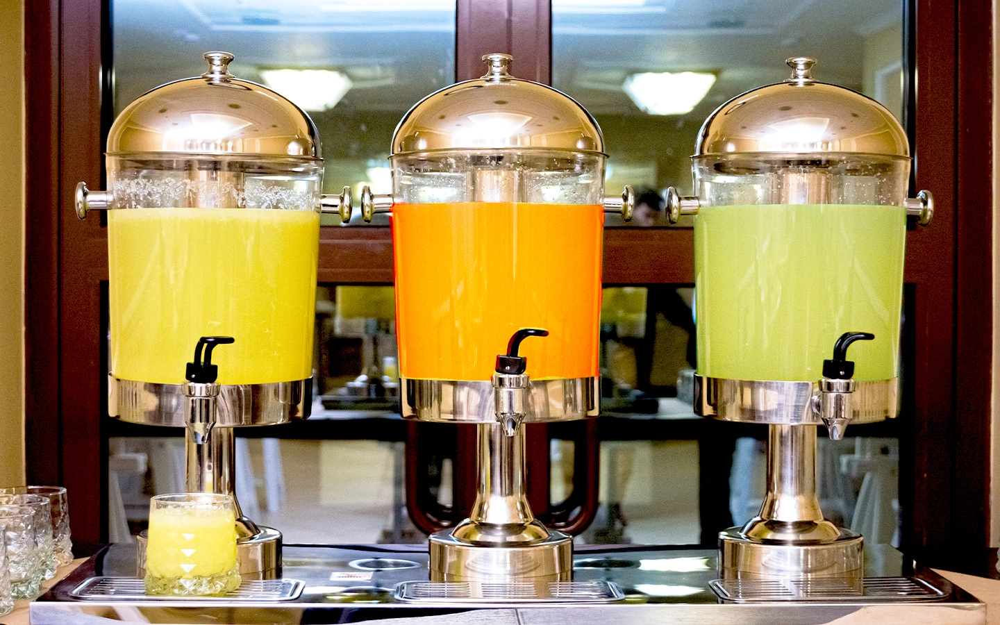 Três suqueiras cheias de suco. Três suqueiras cheias de suco.