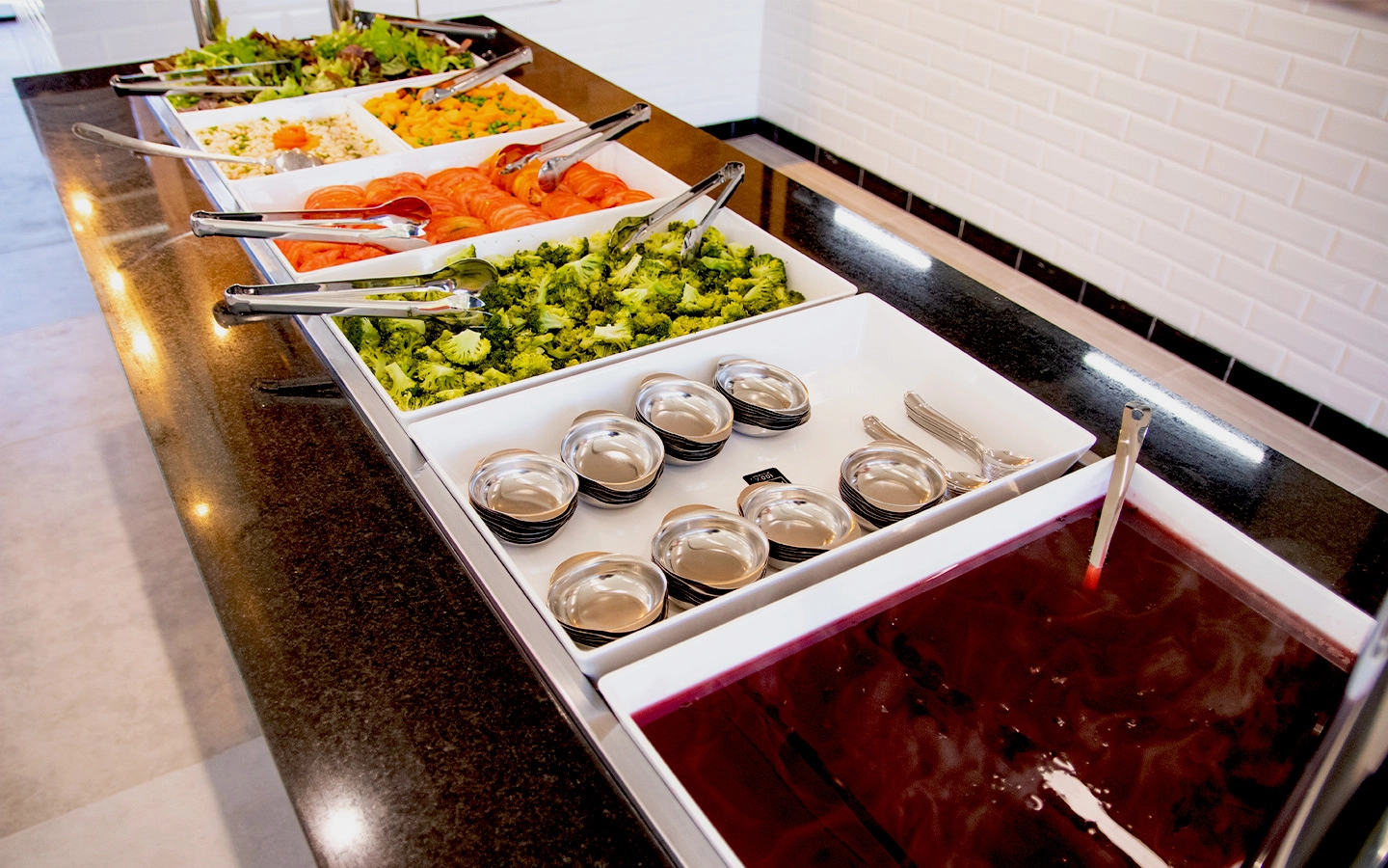 Buffet com variedade de saladas e sobremesa. Buffet com variedade de saladas e sobremesa.
